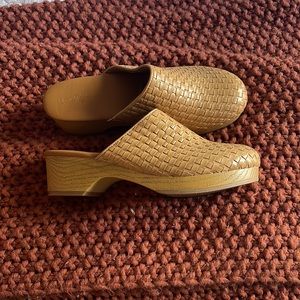 Universal Thread Clogs